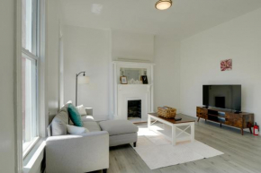 1 Mi to UofL Pet-Friendly Louisville Apartment!